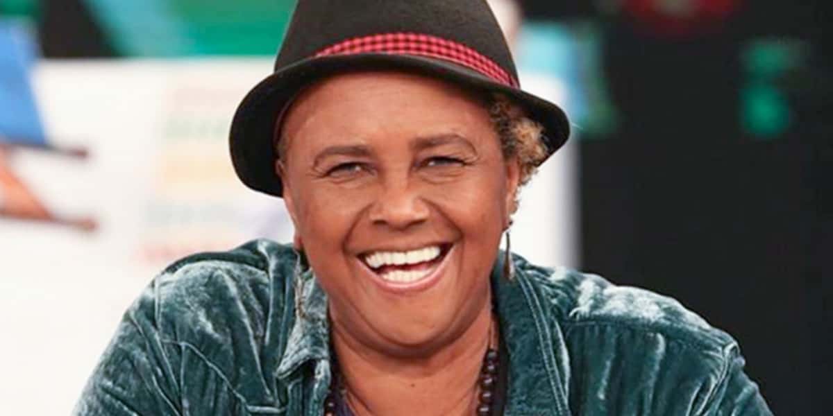 Esposa de Sandra de Sá invadiu entrevista da cantora e fez confissão (Foto: Reprodução)