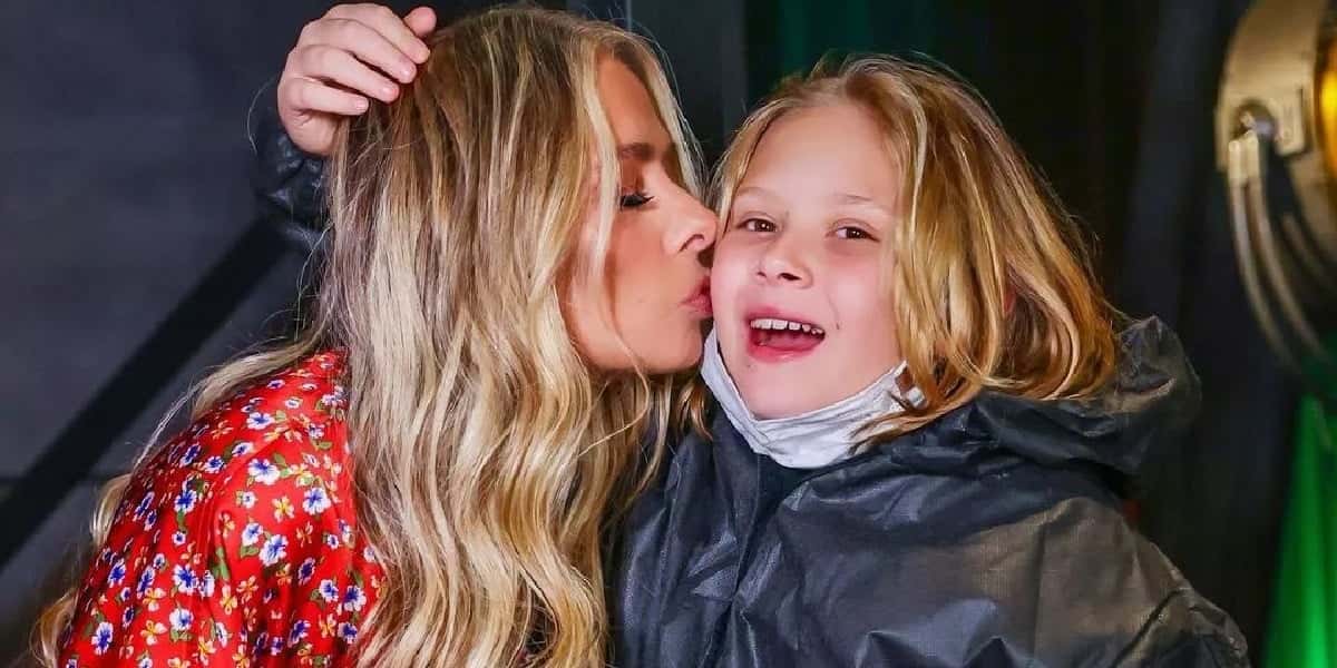 Adriane Galisteu ao lado do filho (Foto: Divulgação)