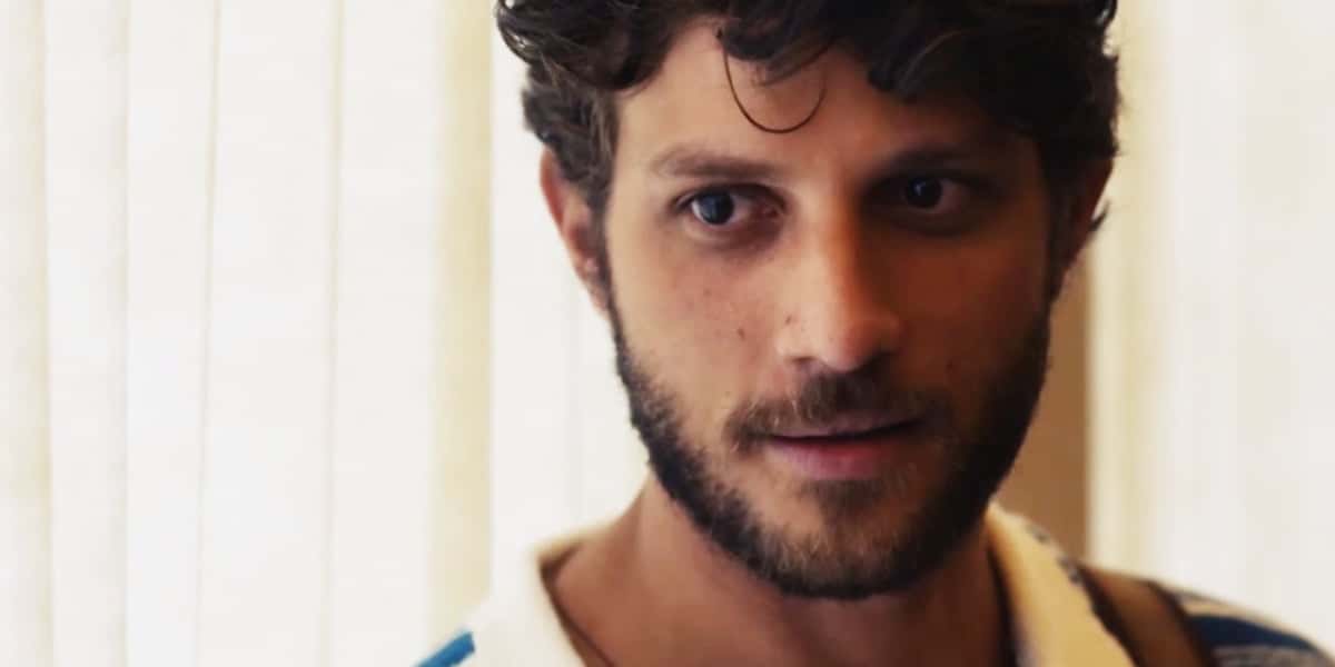 Ari será picado pelo bicho da ambição em Travessia (Foto: Reprodução/Globo)