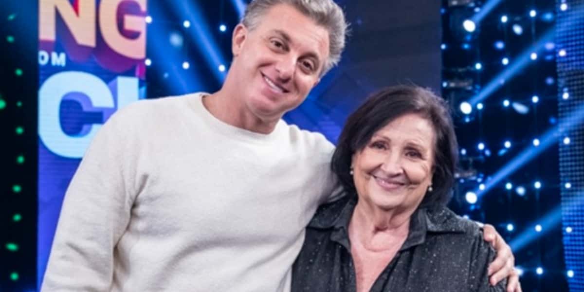 Déa Lúcia causou no palco do Domingão de Luciano Huck (Foto: Reprodução)