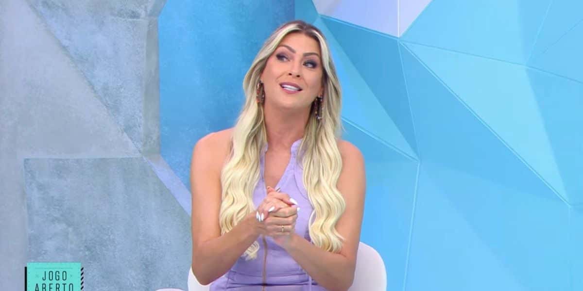Apresentadora Renata Fan (Reprodução Youtube)