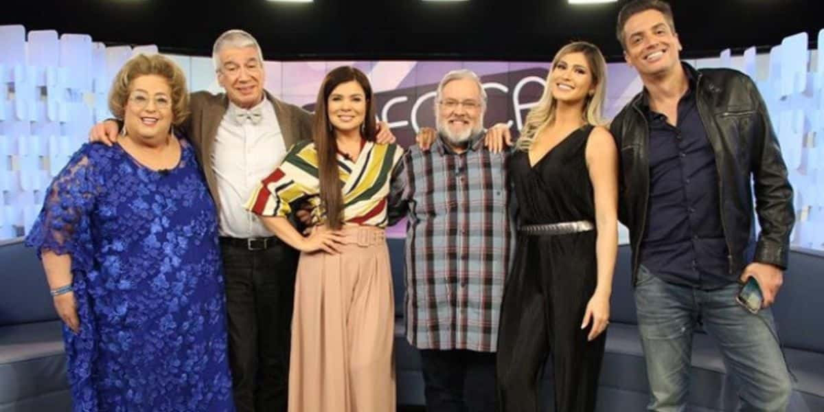 Fofoqueiro famoso da TV foi flagrado por fã chupando p#nis de rapaz na rua e até ofereceu para dividir - Foto Reprodução