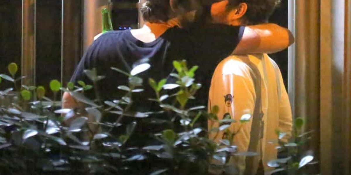 Galã da Globo, apontado como namorado de Marquezine, foi flagrado agarrado e aos beijos com ator da Record (Reprodução)