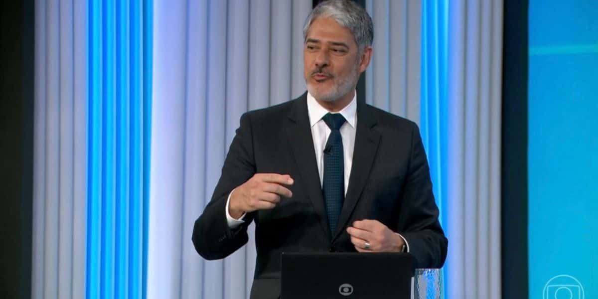 William Bonner comete erro, ao vivo, durante assunto importante e é corrigido imediatamente por jornalista - Reprodução