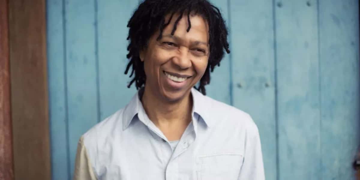 Djavan fez rara aparição com a esposa e dois de seus cinco filhos (Foto: Reprodução)