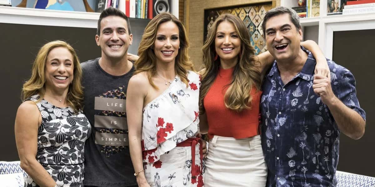 André Marques ao lado de elenco do É De Casa (Foto: Reprodução)