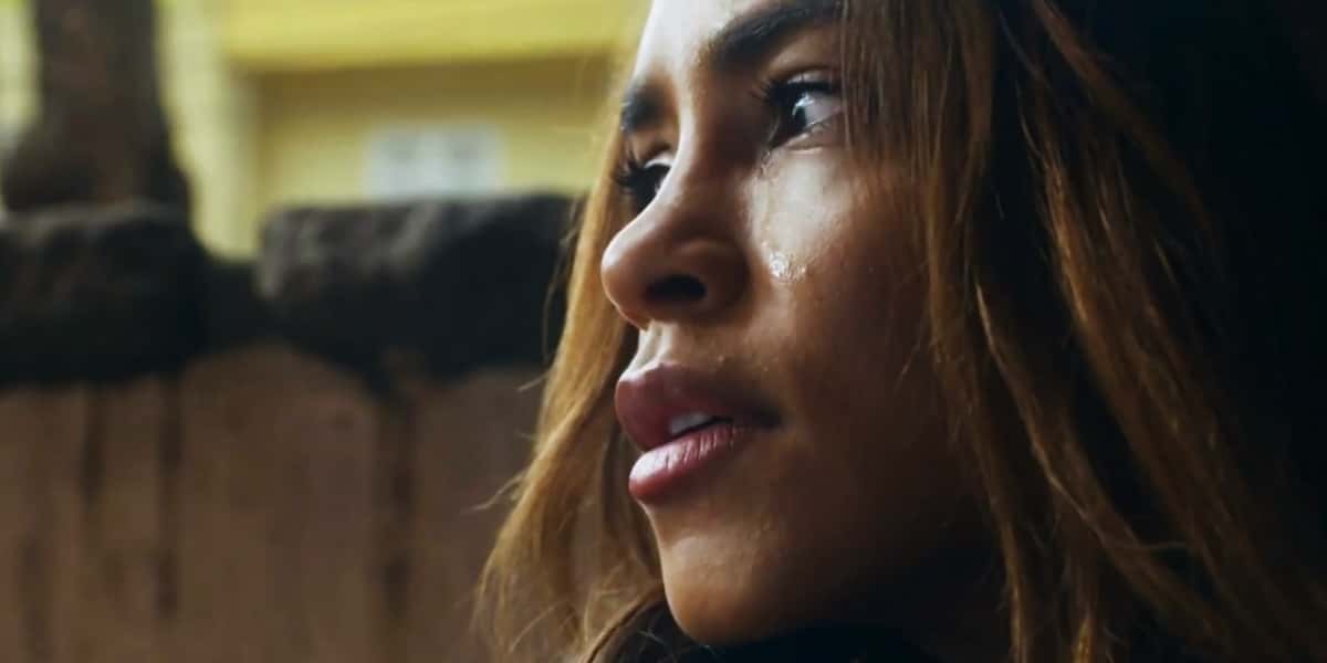 Brisa chora na novela Travessia (Foto: Reprodução/Globo)