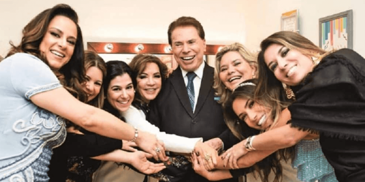 Silvio Santos acompanhado da esposa, Íris, e as seis filhas (Foto: Reprodução)
