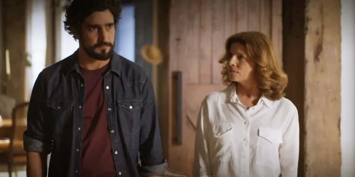 Tertulinho surpreende até Deodora na novela Mar do Sertão (Foto: Reprodução/Globo)