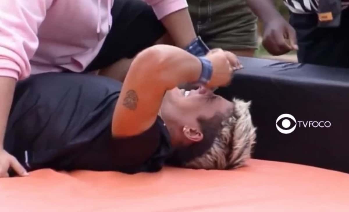Tiago Ramos bate a cabeça em A Fazenda 14; peão passa bem após acidente em prova no reality (Foto: Reprodução / PlayPlus / Montagem TV Foco)