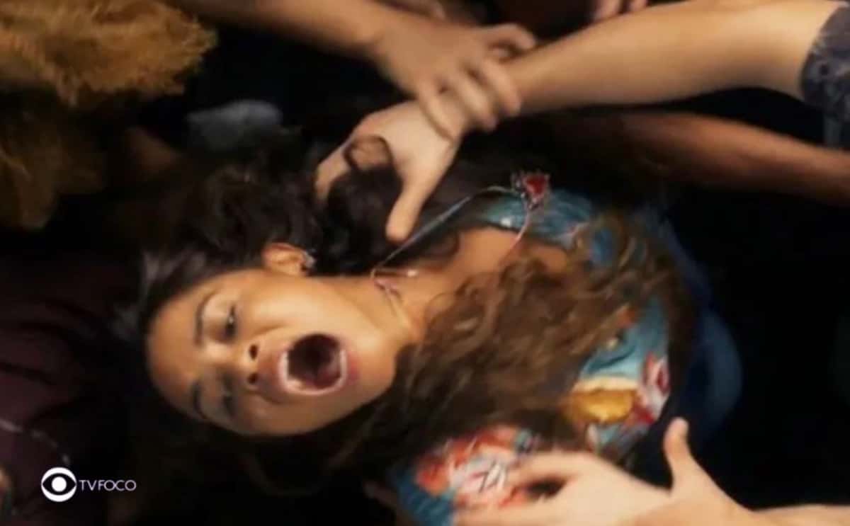 Brisa (Lucy Alves) em cena de linchamento em Travessia; mocinha escapa de barbárie na novela (Foto: Reprodução / Globo / Montagem TV Foco)