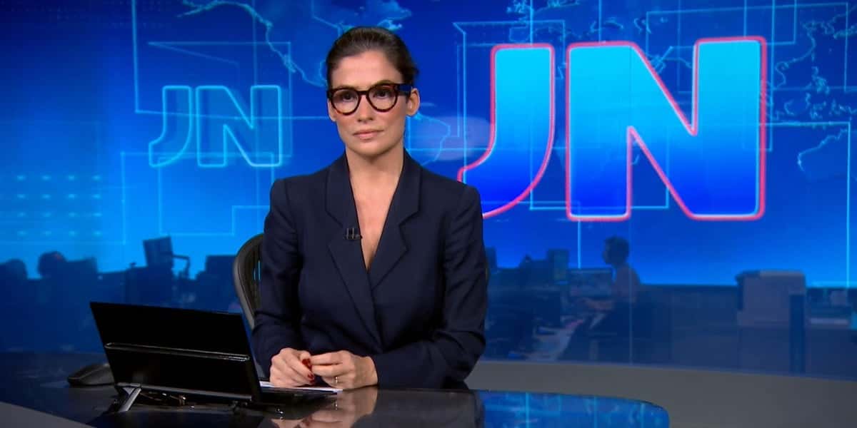 Renata Vasconcellos entrou com plantão ao vivo (Foto: Reprodução / TV Globo)