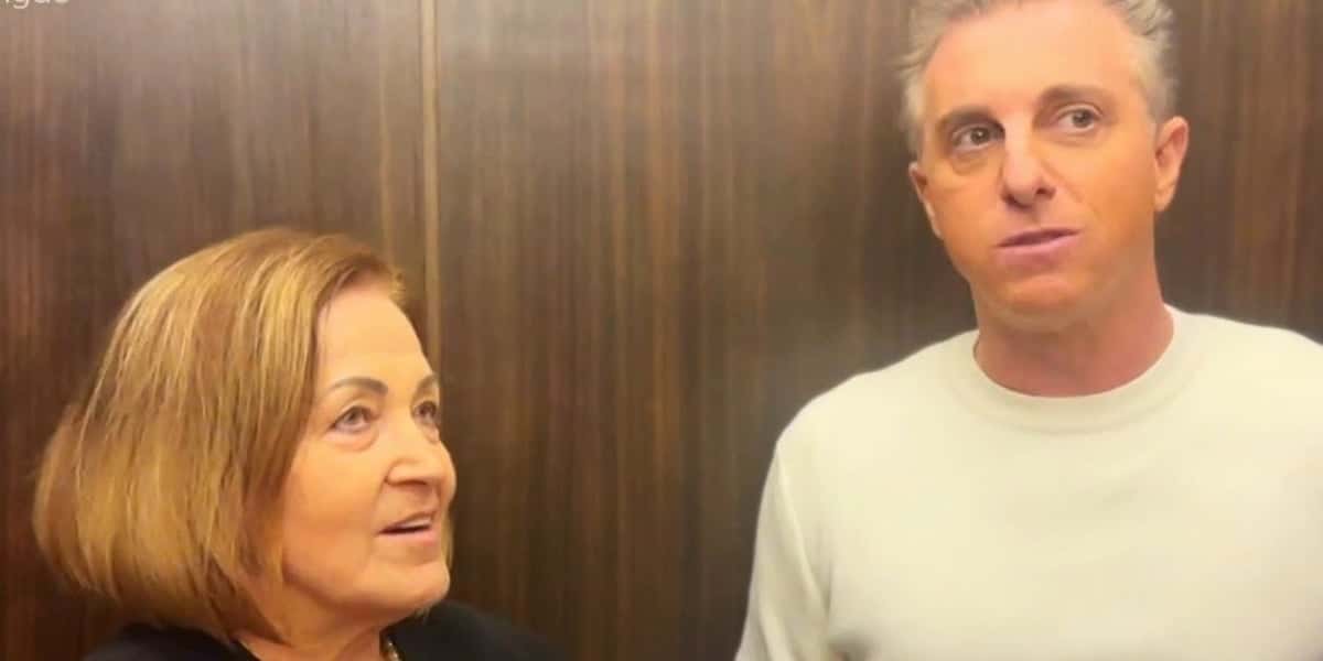 Luciano Huck ao lado da sogra (Foto: Reprodução)
