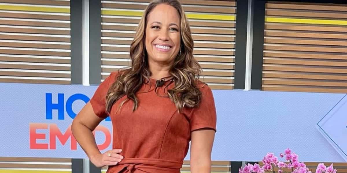 Renata Alves surge ao lado de grande amor (Reprodução: Record)