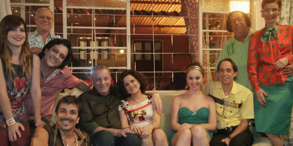 Elenco da versão mais recente de A Grande Família reunido (Foto: Reprodução)