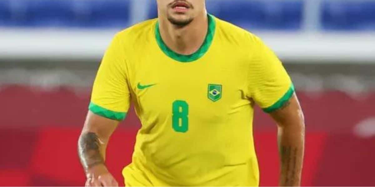Jogador da seleção expulsa ex e obriga assinatura (Reprodução)