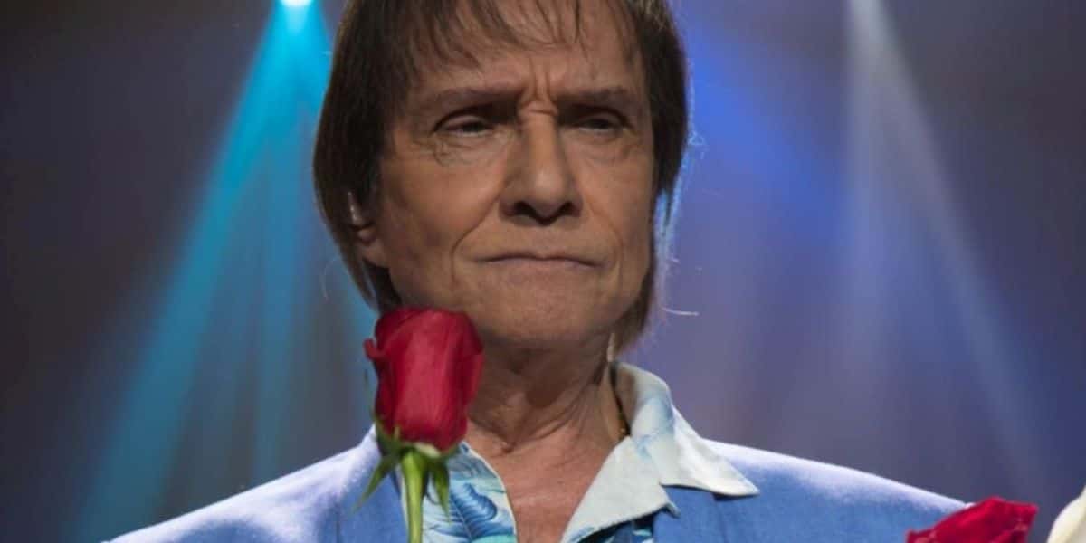 Roberto Carlos costuma usar roupas claras em seus shows (Foto: Reprodução)