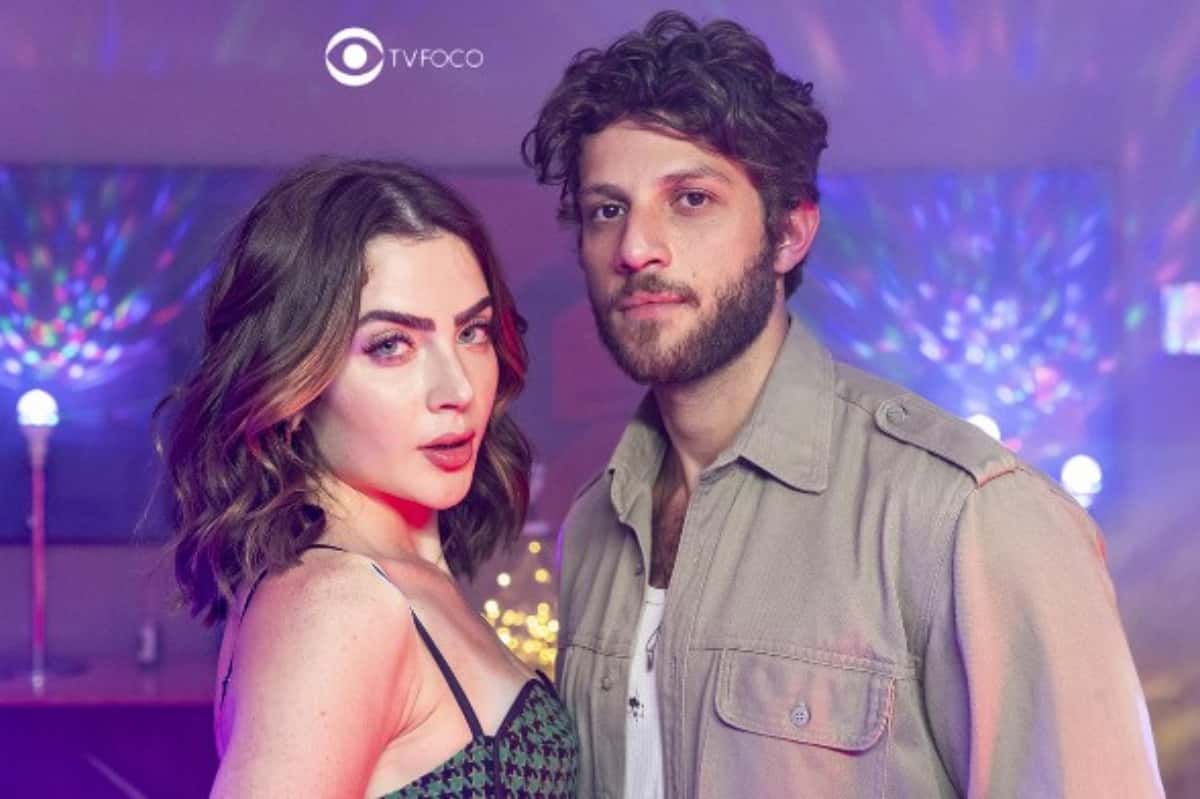 Solteira na pista em Travessia - Chiara abandona Ari, viaja sozinha e passa réveillon desapegada: "Me poupe" (Foto: Reprodução / Globo / Montagem TV Foco)