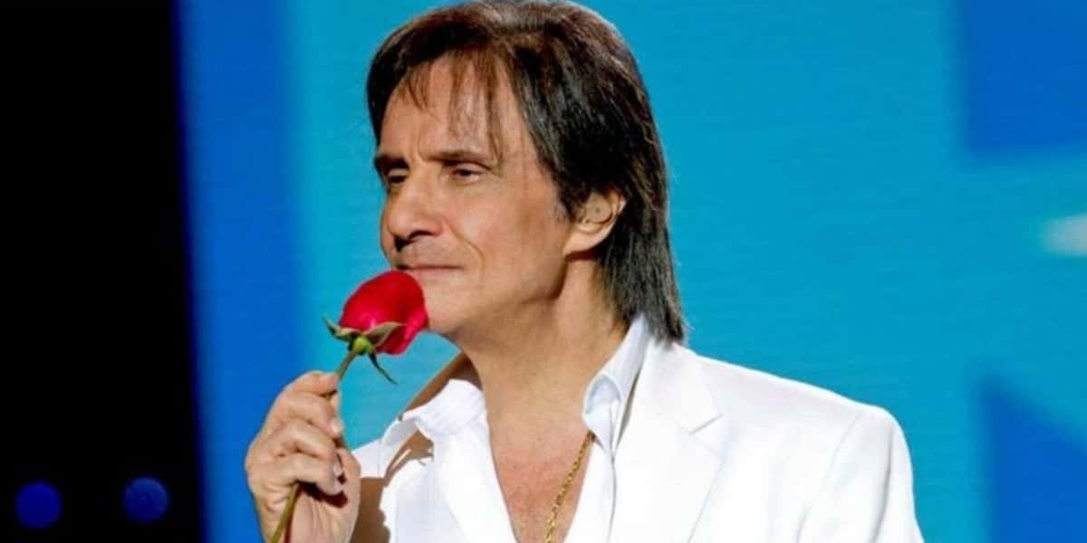 Roberto Carlos mantém ritual em seu show que é inspiração para muitos (Foto: Reprodução)