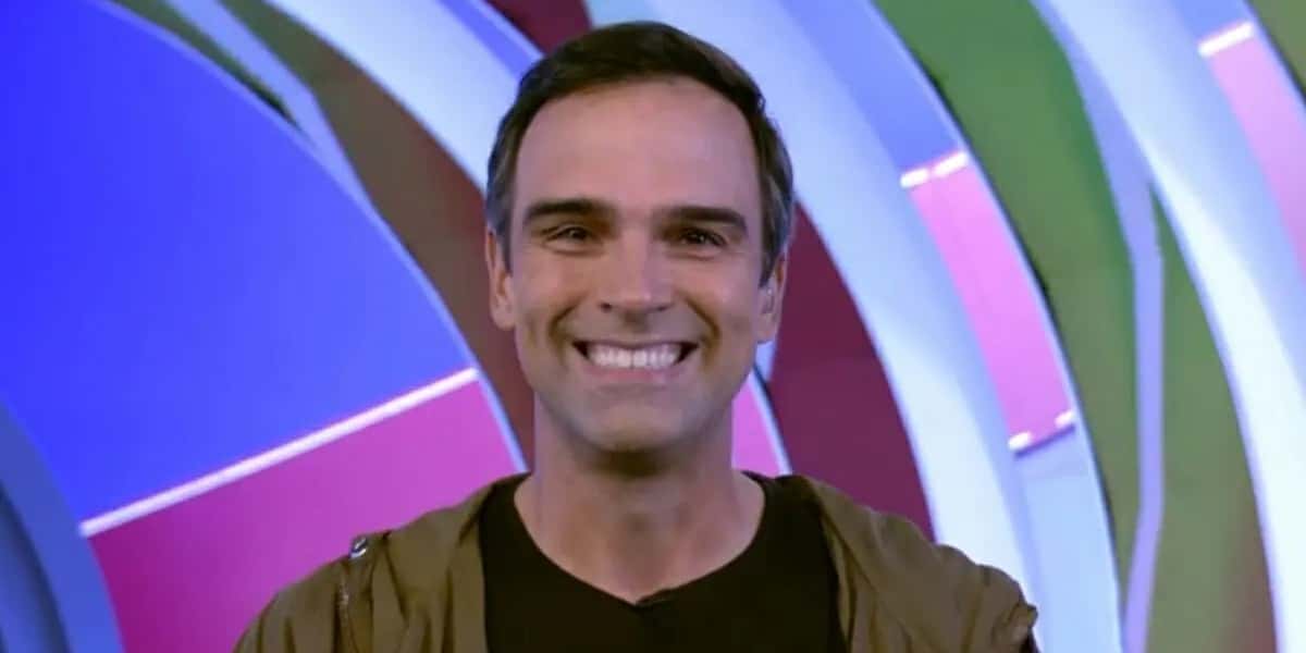 Tadeu Schmidt é apresentador do BBB23 (Foto: Reprodução)