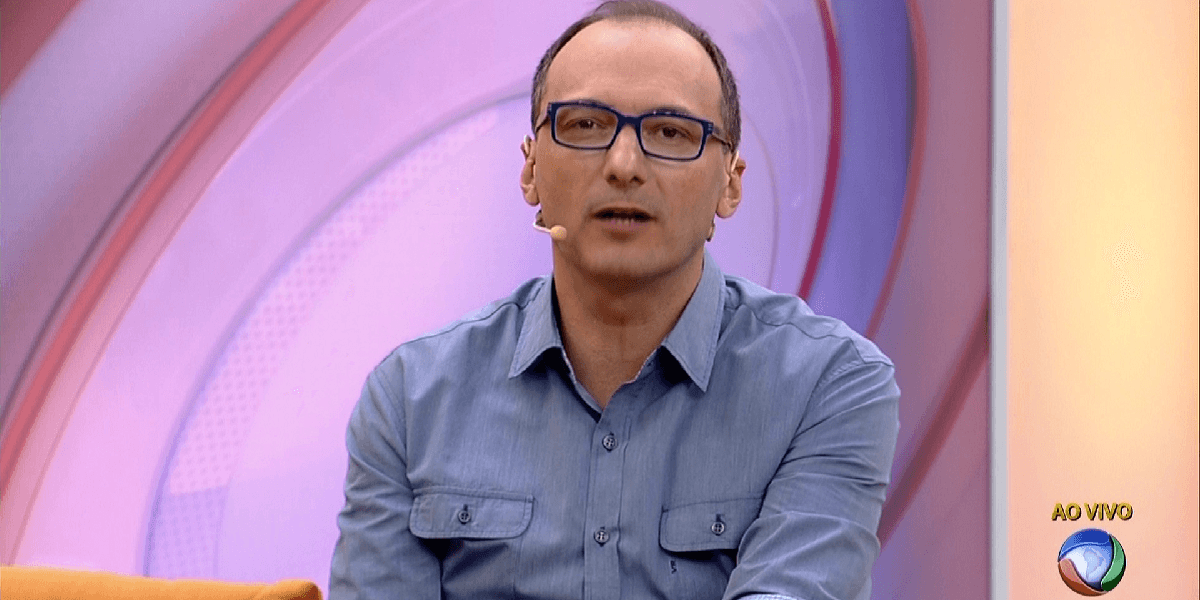 De barba branca e com repulsa da Record: Britto Jr. vive assim (Foto: Divulgação/ Record TV)