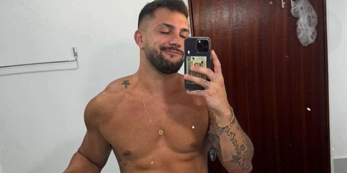 Arthur Picoli aparece sem nada em frente ao espelho (Foto: reprodução/ Twitter)
