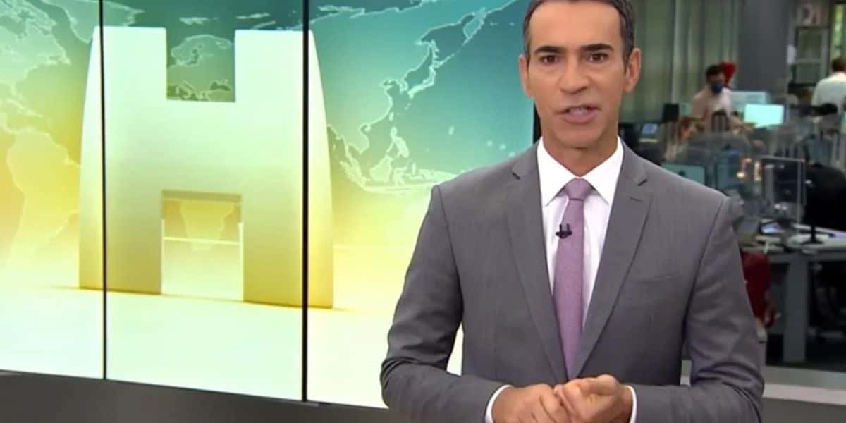 César Tralli anda até o telão do Jornal Hoje, aponta o dedo e faz pedido às câmeras: "Não atrasa, por favor" - Foto Reprodução