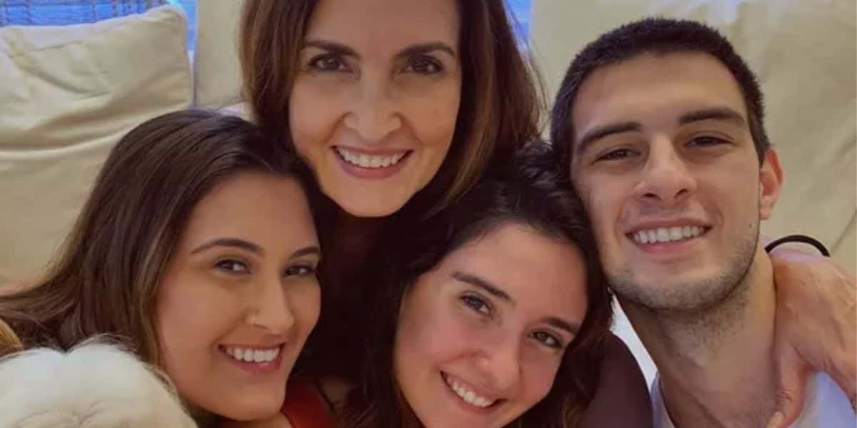 Bia Bonemer, filha de Fátima Bernardes, mostra beleza de grande amor do seu irmão e é ovacionada: "Lindos" - Foto Reprodução