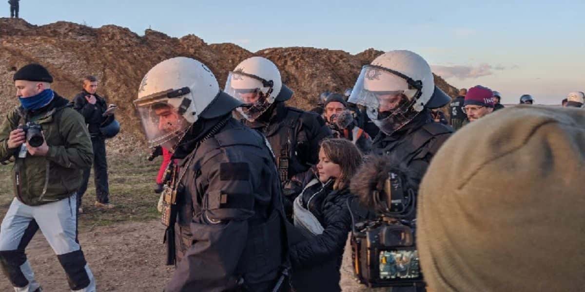 Policiais são acusados de farsa em prisão de famosa e jornal da Globo noticia tudo: "Mundana" - Foto Reprodução