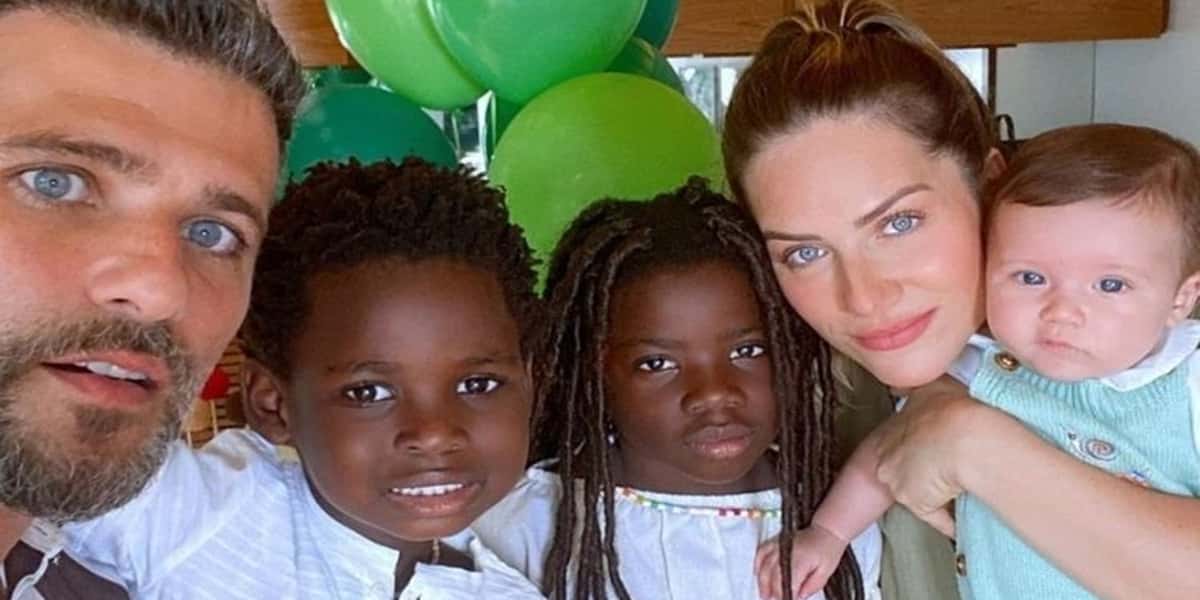 Bruno Gagliasso e Giovanna Ewbank ao lado dos filhos (Foto: Reprodução)