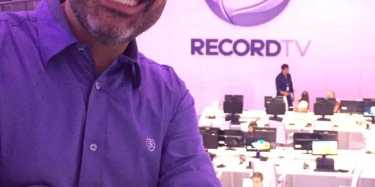 Apresentador da Record namora com rapaz 26 anos mais jovem (Foto: Reprodução)