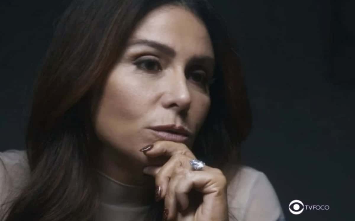 Travessia - Bandida se disfarça de diarista, vigia os passos de Helô e planeja crime chocante contra a delegada (Foto: Reprodução / Globo / Montagem TV Foco)
