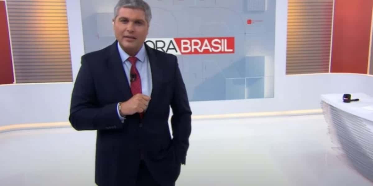 Joel Datena comanda o Bora Brasil todas as manhãs, sempre com bom humor (Reprodução: Band)