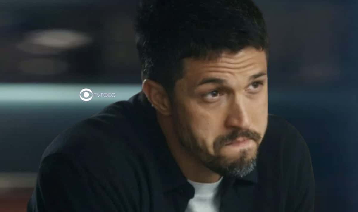 Travessia - Em reviravolta, Gloria Perez transforma Oto (Romulo Estrela) em vilão na novela das nove da Globo (Foto: Reprodução / Globo / Montagem TV Foco)