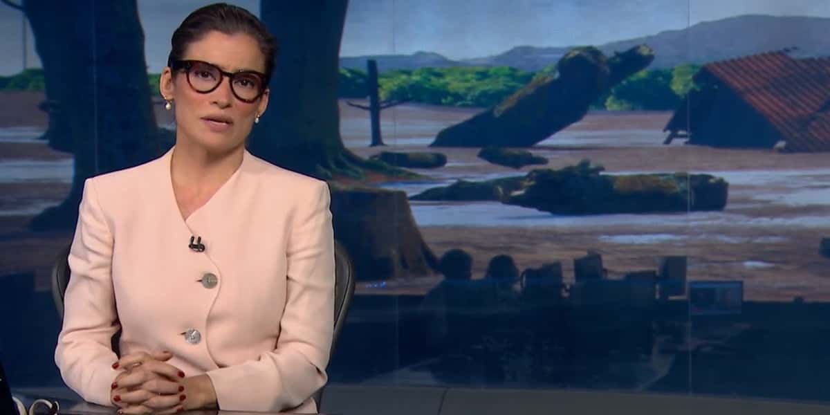 Renata Vasconcellos ao vivo no Jornal Nacional (Foto: Reprodução)