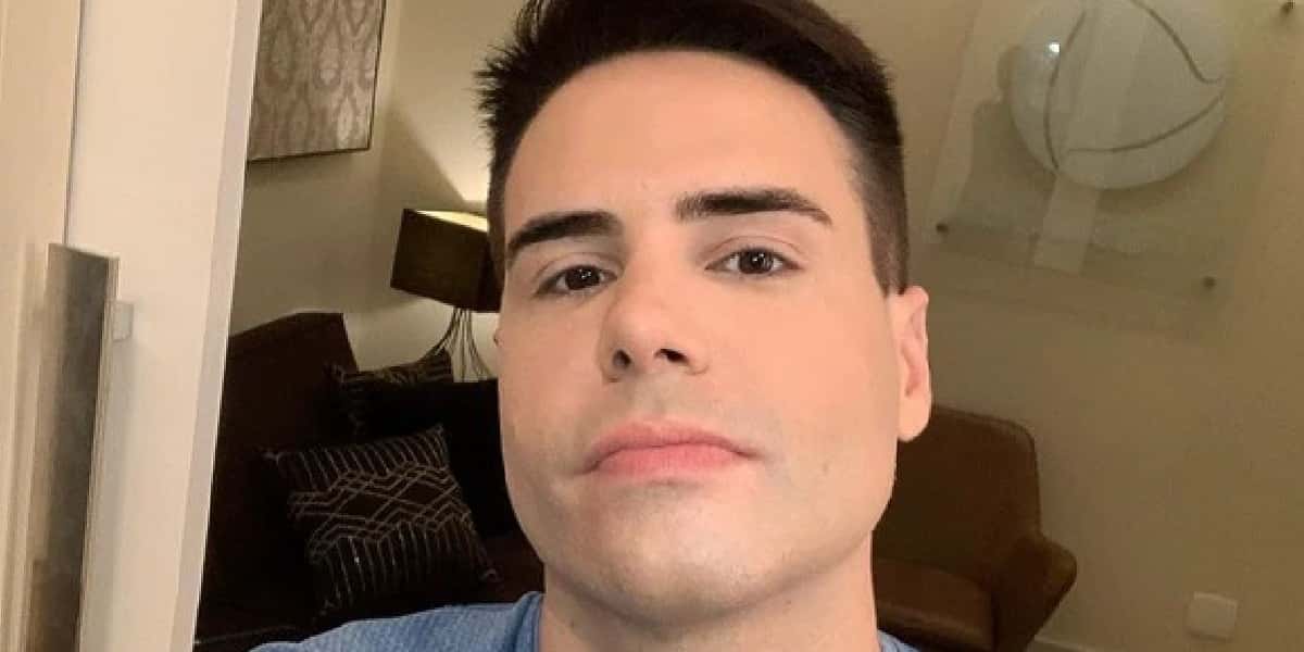 Luiz Bacci surge em outra emissora e assume que está sem cueca (Foto: Divulgação)