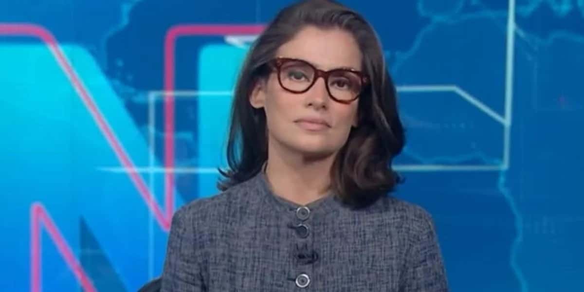 Renata Vasconcellos na bancada do Jornal Nacional (Foto: Reprodução/ Globo)
