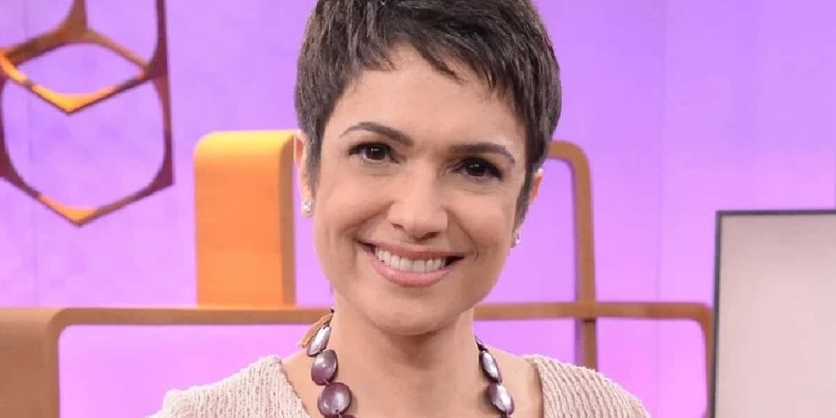 Fora do ar no Globo Repórter, Sandra Annenberg faz anúncio (Foto: Reprodução/ Internet)