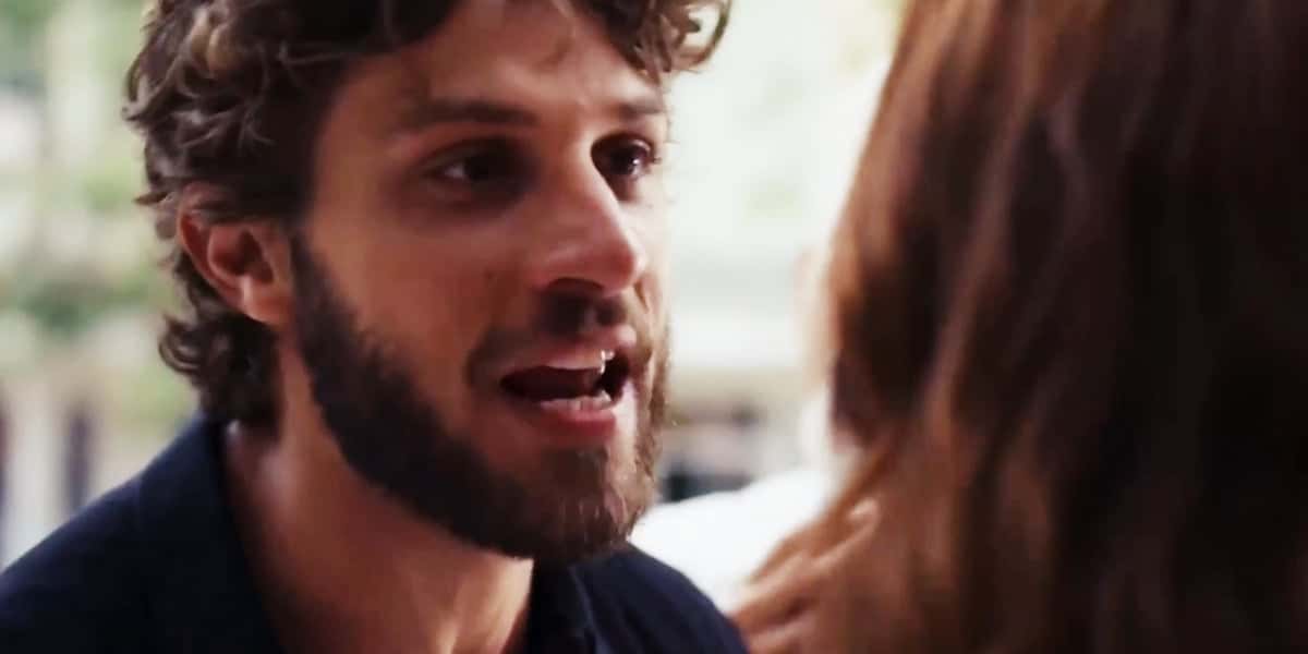 Ari ficará surtado com mentira de Brisa em Travessia (Foto: Reprodução/Globo)