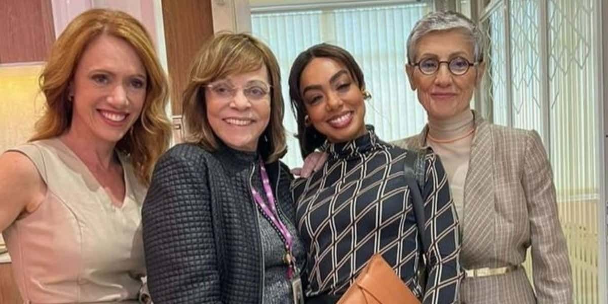 Cássia Kis e elenco de "Travessia" (Foto: Reprodução/Instagram)