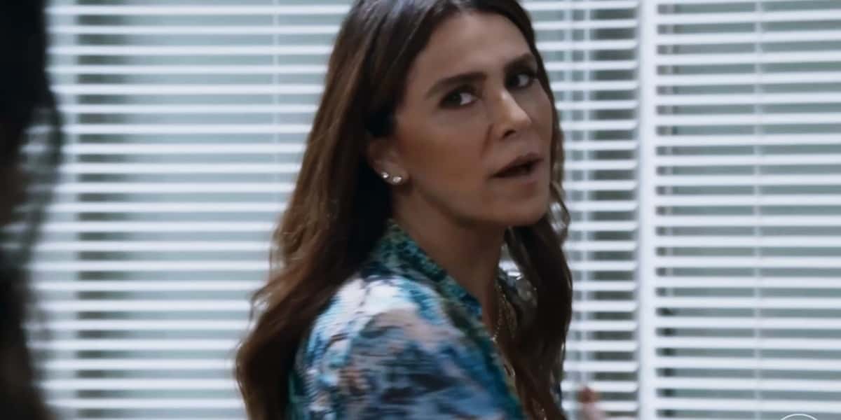 Helô vai pegar Ari no pulo em Travessia (Foto: Reprodução/Globo)