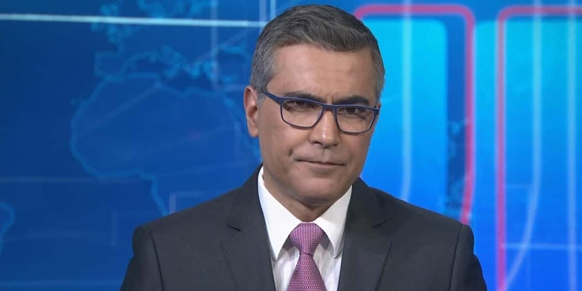 O apresentador Hélter Duarte no Jornal Nacional, da Globo (Foto: Reprodução)