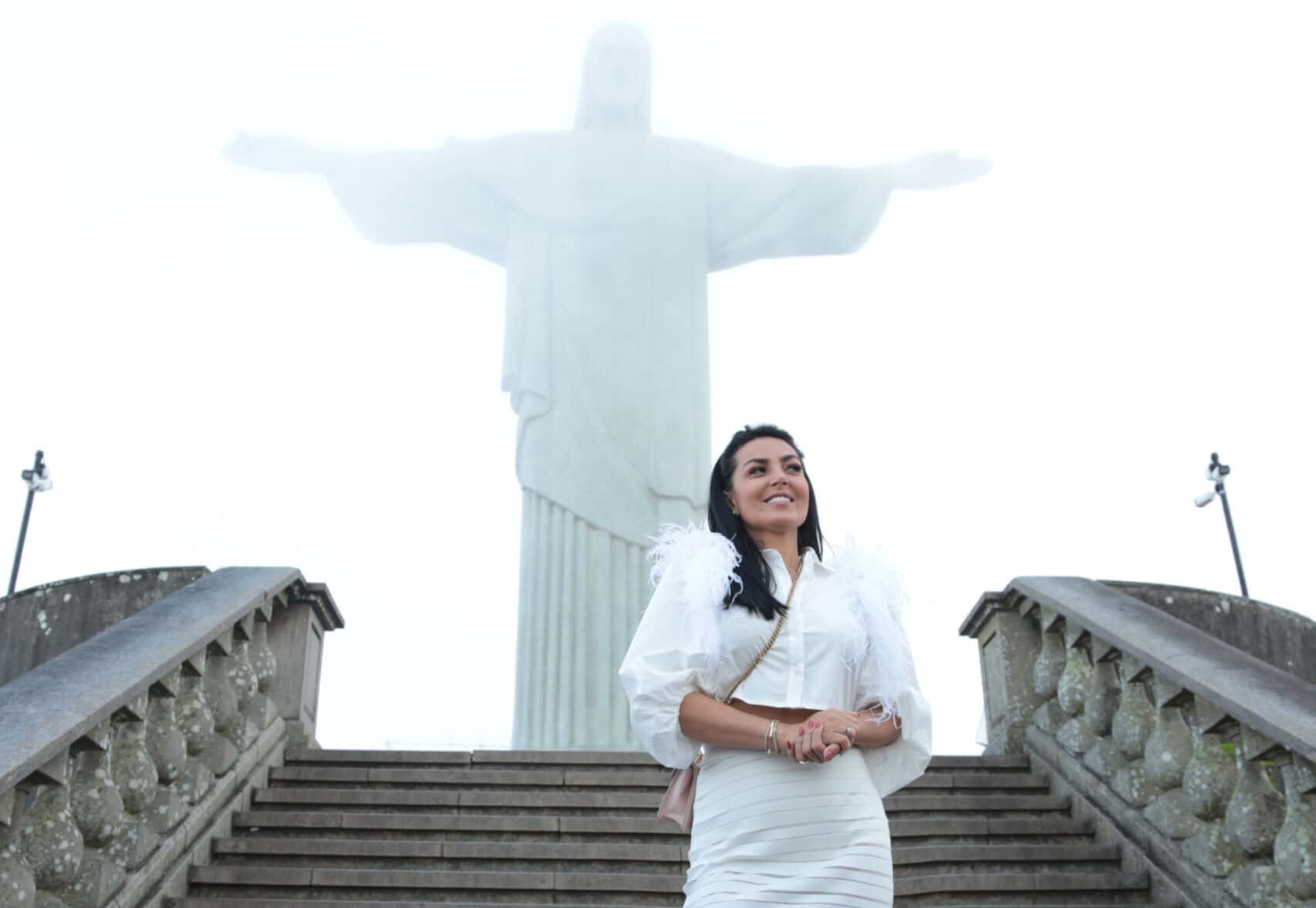 Gardênia Cavalcanti aos pés do "Cristo Redentor" (Foto: Divulgação)