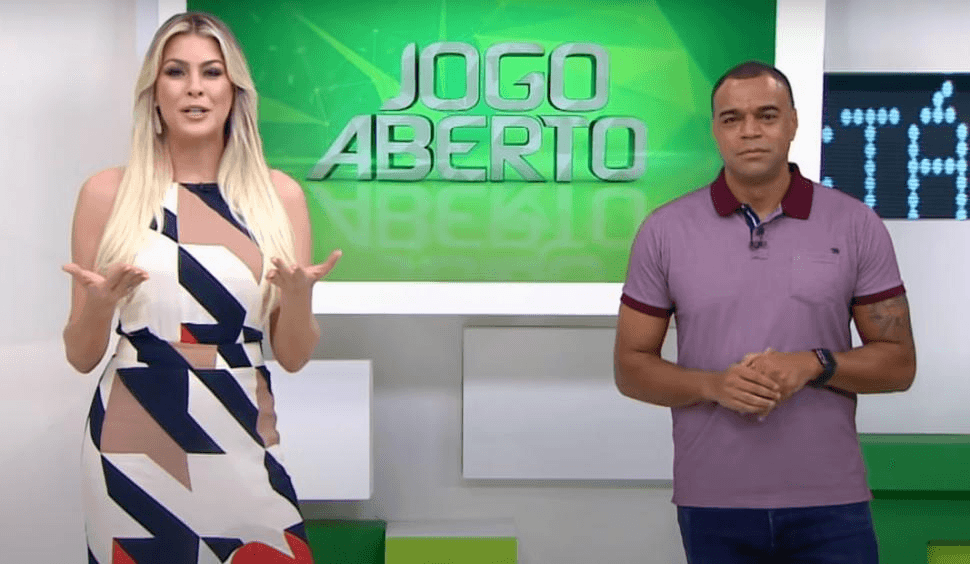 Renata Fan ao lado do comentárista Denílson (Foto: Reprodução/ Band)