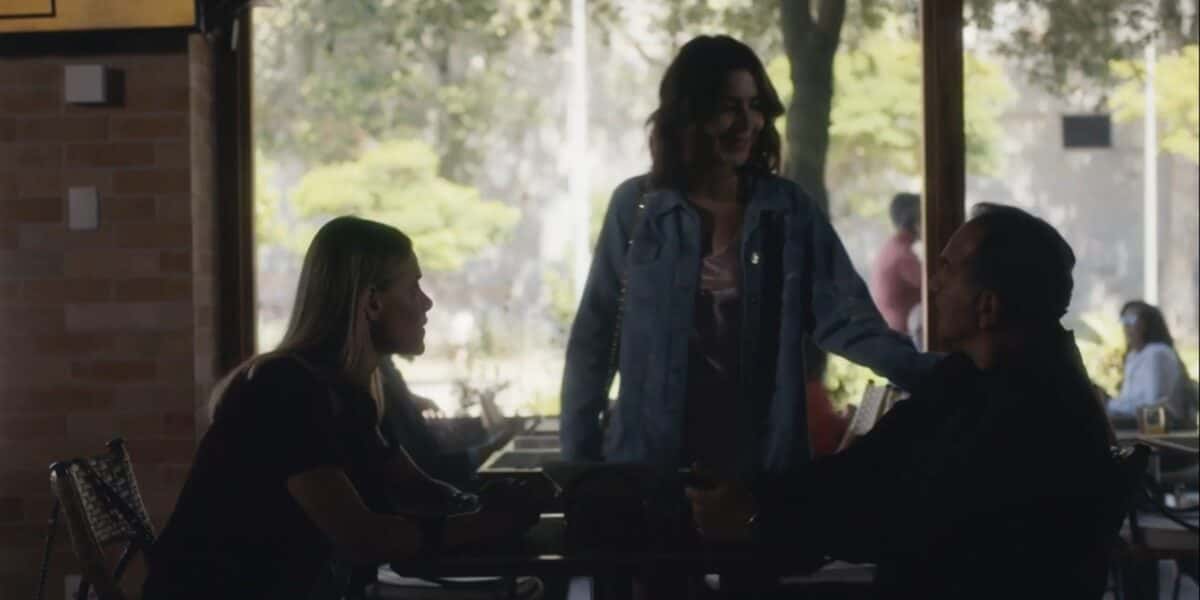 Sara, Chiara e Guerra em restaurante (Reprodução: GloboPlay)