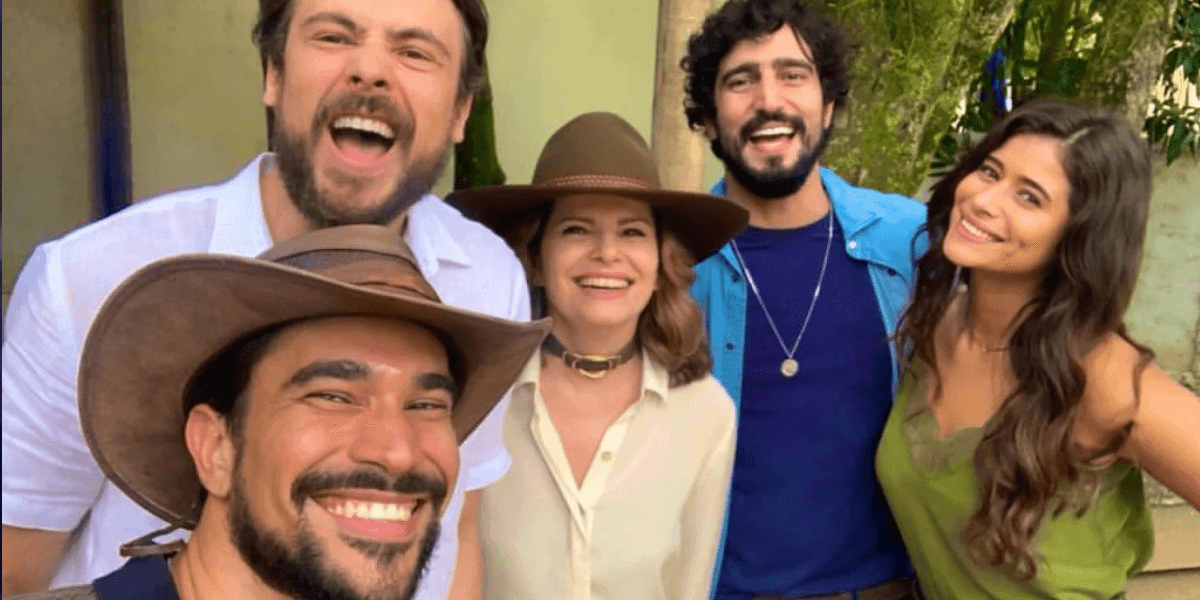 Matteus Cardoso ao lado de Serio Guizé, Débora Bloch, Renato Góes e Isadora Cruz, da Novela da Globo Mar do Sertão (Foto: Reprodução, Instagram)