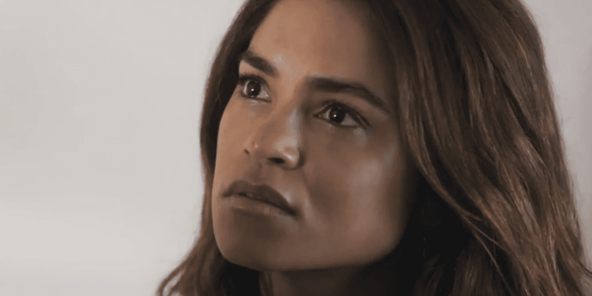 Brisa descobre segredo sobre sua mãe em Travessia (Foto: Globo)