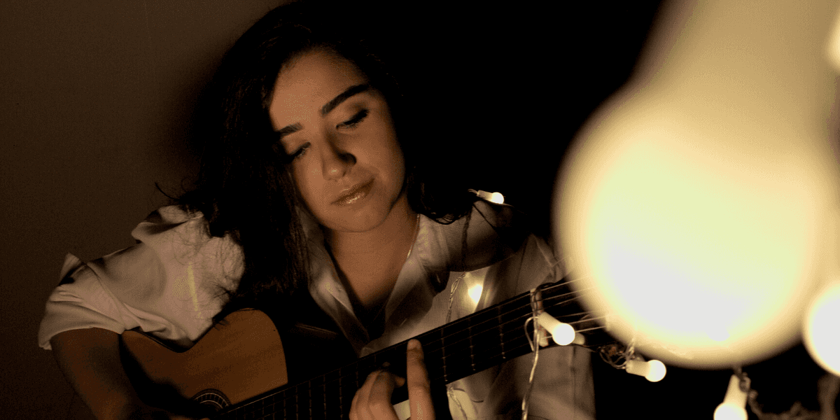 Mell Beatriz para a capa do seu primeiro EP. "Questão de Tempo". (Foto: Reprodução / Assessoria)