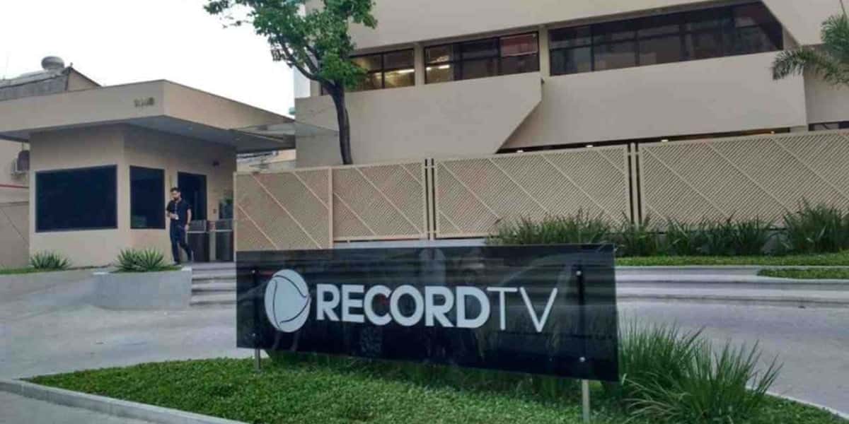 Famosa foi ameaçada na porta da emissora (Foto: Reprodução / Record)