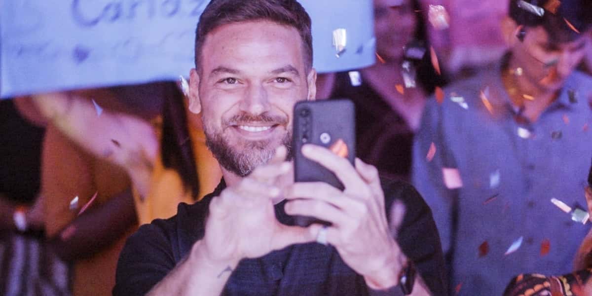 Theo (Emílio Dantas) em cena de Vai Na Fé. (Foto: Reprodução/Globo)